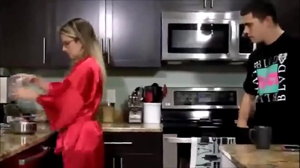 Filho fode a própria mãe madura na cozinha de casa