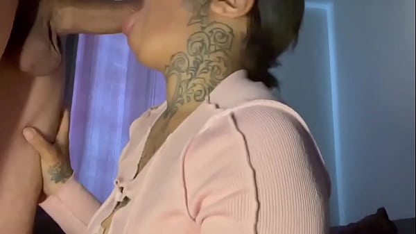 Mulata tatuada chupando picona ganhando muita porra na cara