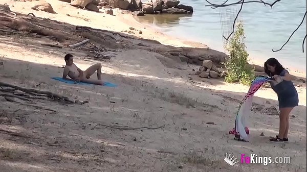 Fofinha flagrada fodendo com macho estranho na praia de nudismo