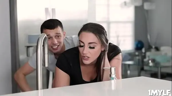 Travesti Roberta Brinks chupa e engole a pica do amigo