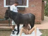 Filha do fazendeiro novinha soca pau do cavalo na xana e no cu no pornô grátis