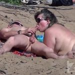 Flagra amador gordinha chupando pau grande na praia de nudismo