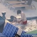 Funcionário flagra e filma namorados fodendo na piscina do clube