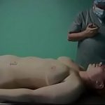 Necrofilia médico fodendo a buceta de um cadaver de mulher gostosa