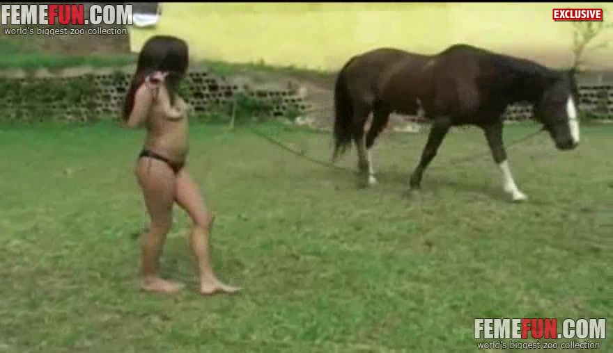 Novinha baixinha virgem fica nua esfrega pau do cavalo na xana se masturba e gozar