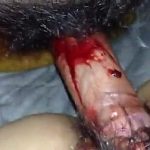 Pornô bizarro tirando sangue da buceta cabeluda da puta menstruada