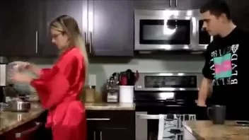 Filho fode a própria mãe madura na cozinha de casa
