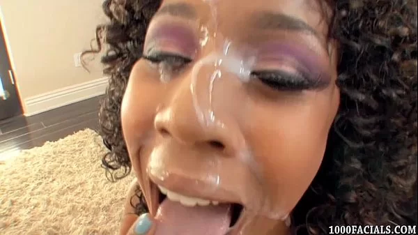 Negra deliciosa tira a roupa chupa e ganha muita porra na cara e na boca