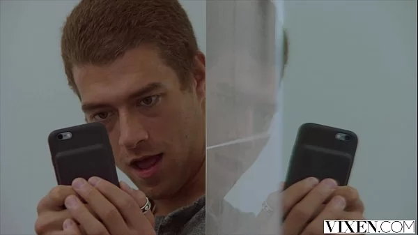 Video de incesto não aguentou ver a irmã de fio dental e fodeu a buceta na cama