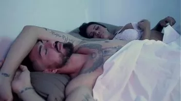 Morena cavala acorda macho com beijos e sexo oral para uma foda quente