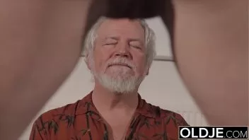 Neta pega vovô meditando se esfrega chupa e fode como uma putinha