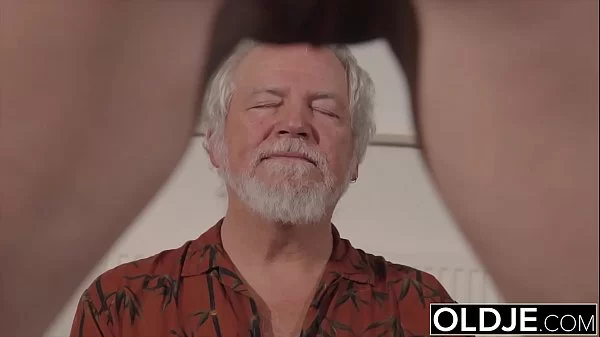 Neta pega vovô meditando se esfrega chupa e fode como uma putinha